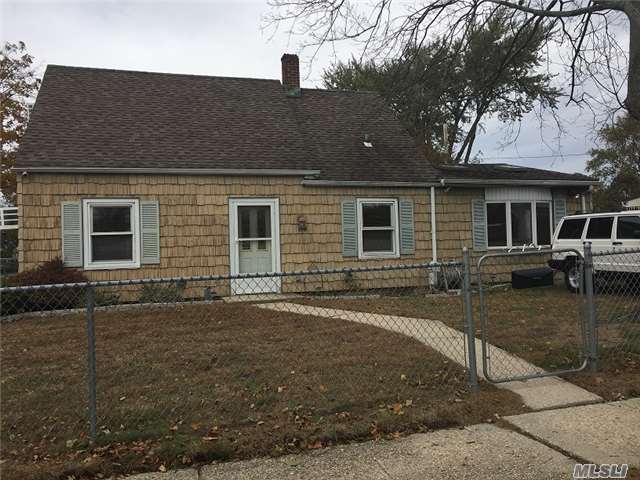 38 Dale Ln, Levittown, NY 11756 (Sold NYStateMLS Listing #10441363)