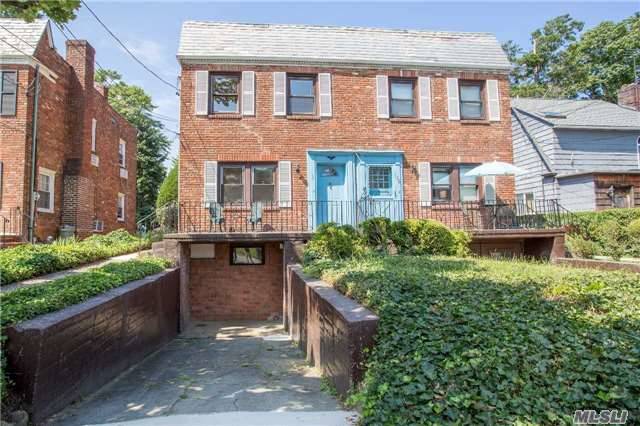 Renovated Sunny Townhouse On Family-Friendly Street Near Thomaston Park. Galley Kitchen With Lots Of Cabinets And Counters, Tranquil, Year-Round Sunroom Opens Onto Private Backyard. Hardwood Floors Throughout. The Basement Has A Full Bath And Extra Room Which Can Be Used As A Guest Room Or Office. Minutes To Town And Train. South Schools, Member Of The G N Park District.