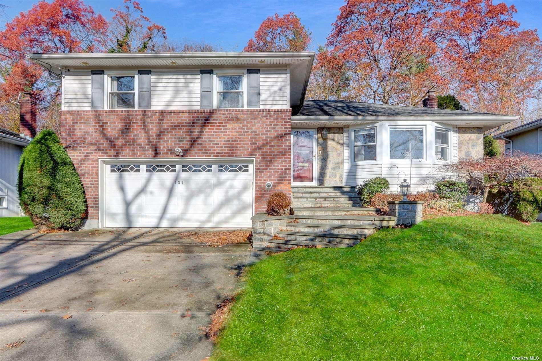 Single Family in Roslyn Heights - Stratford  Nassau, NY 11577