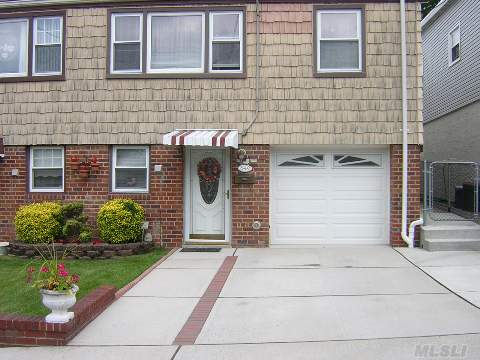 Mint College Point Hills Townhouse. 3 Bedroom Apt Over Full One Bedroom Apt. 1 Block To Mac Neil Park.