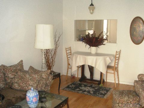 'Corner Unit' All Updated W/New Kitchen W/Corian Countertops, N/Wood Floors, N/Sliding Door To Private Patio, California Closets Throughout, Basement W/Cedar Closet & Storage, W/D, Gated Community,Indoor/Outdoor Pool, Racquetball, Indoor/Outdoor Basketball Courts, Gym, Water Aerobics, Pottery Classes, Pet Friendly, Easy Commute To All Transportation & Shops.