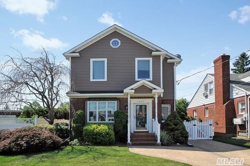 Motivated Seller! Beautiful Colonial Located In Desirable N Sec Of Franklin Sq- A Few Blocks From The Stewart Manor Lirr Stop Features Open Floor Plan W/Renovated Granite Eik, 4Bdrms, 3 Full Updated Bths & Mstr Ste W/4 Piece Bth, Vaulted Ceilings & Wic.Fin Bsmnt W/ Private Yard.Wood Flrs, New Windows, Rare Opportunity To Move Into A Home Of This Caliber W/Great Amenitie