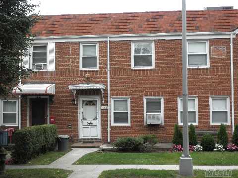 Solid All Brick Townhouse In Move In Condition. Prime Location.