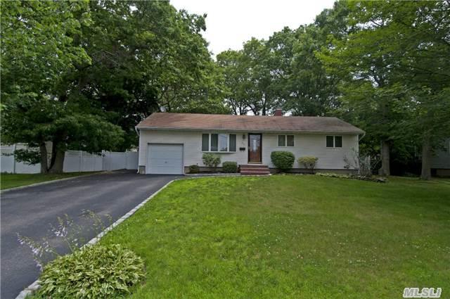 East Islip School District! Beautiful 3 Br Ranch With Large Yard W/Deck, Exp. Lr, Formal Dining Room, Eik, 1.5 Baths, Full Basement, Great Room, Laundry Room And Work Area. Great Home! Homeowner Is Ready To Move South, Eager To Sell!