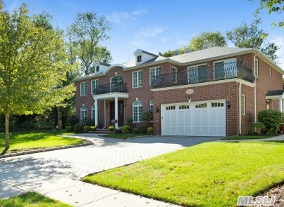 Magnificent & Elegant Brick Center Hall Colonial With 2 Story Entry Hallway. Top Quality Design & Construction Built In 2004. 6 Bedrooms, 4.5 Baths With Hard Wood Floors & Luxurious Crown Moldings Throughout. Beautiful Park Like Property. East Williston School District.