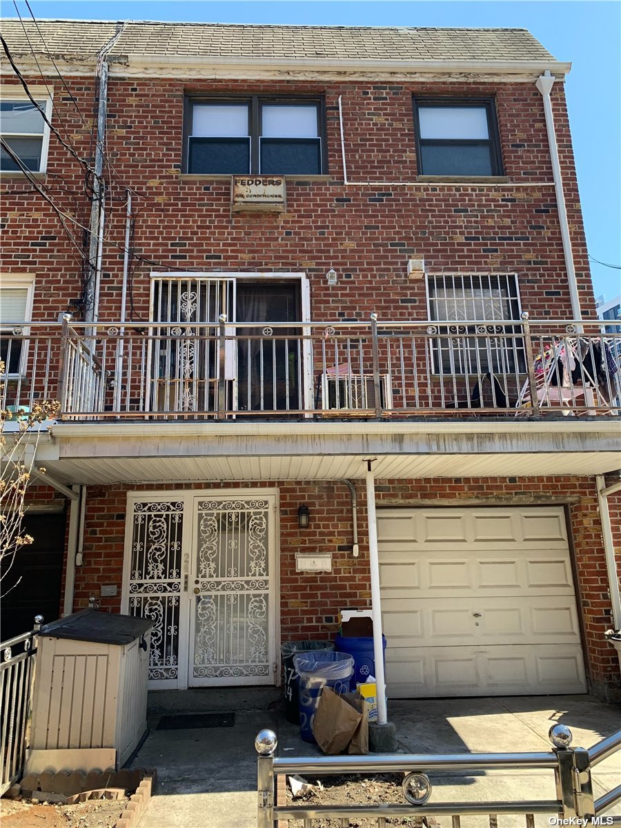 Apartment in Elmhurst - 52 Ave  Queens, NY 11373