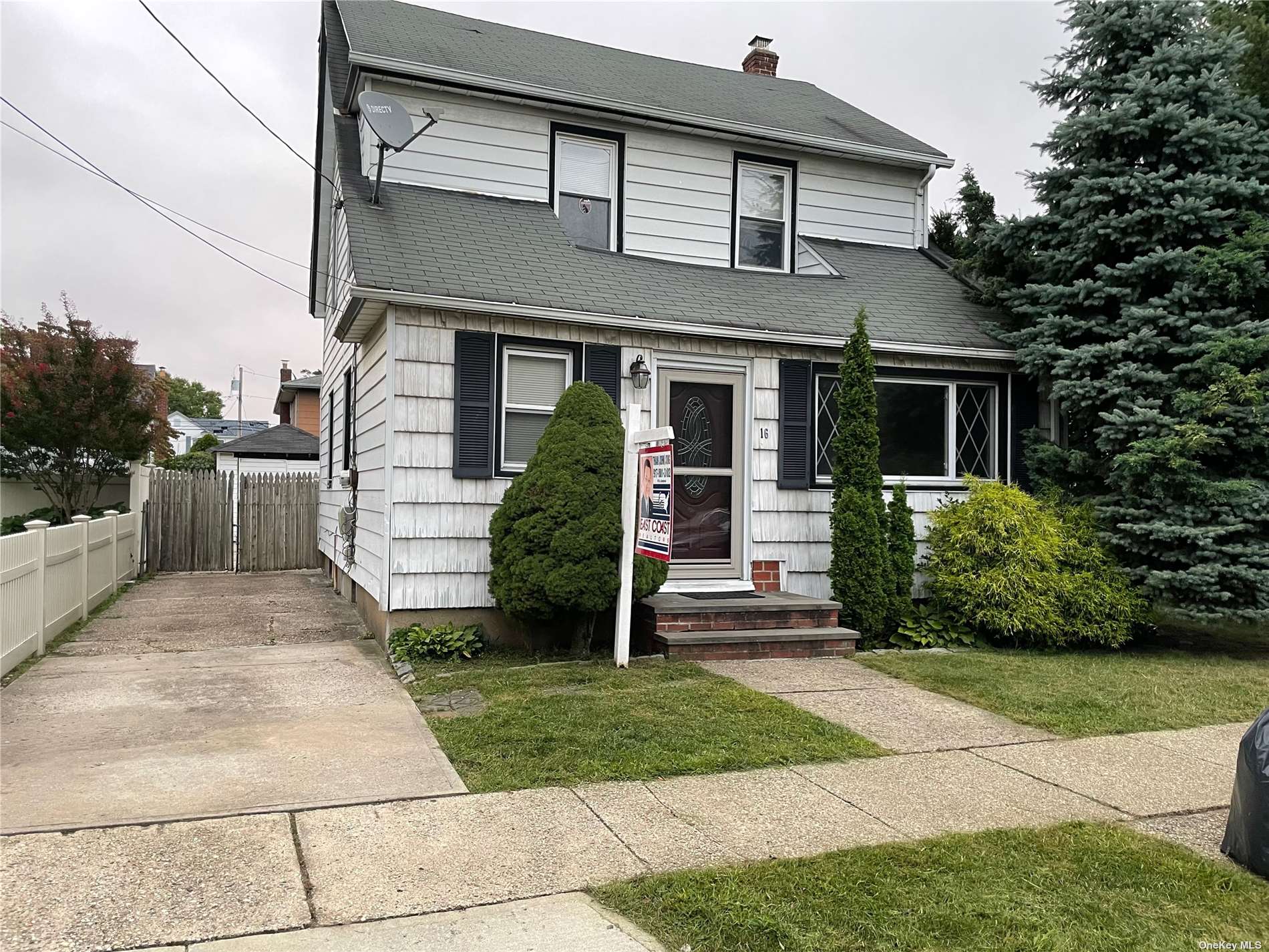 Single Family in New Hyde Park - 3rd  Nassau, NY 11040