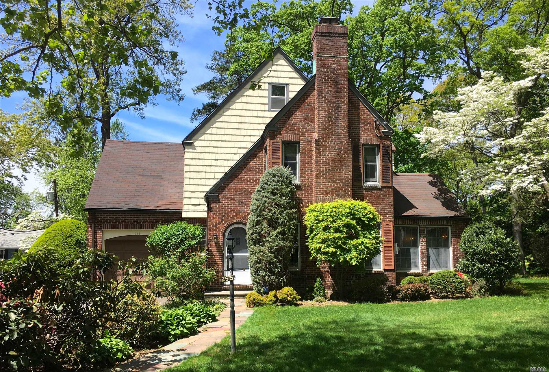 Stately, Sun-Filled Munsey Park Colonial Set On Over 1/4 Acre. All Brick. Spacious Rooms. French Doors Leading From Dining Room & Family Room To Wraparound Bluestone Patio. 2nd Level Features Master Suite W/Vaulted Ceiling, Master Bath, 3 Additional Bedrooms And 2 Full Baths. Close To Town, Lirr & Shopping.