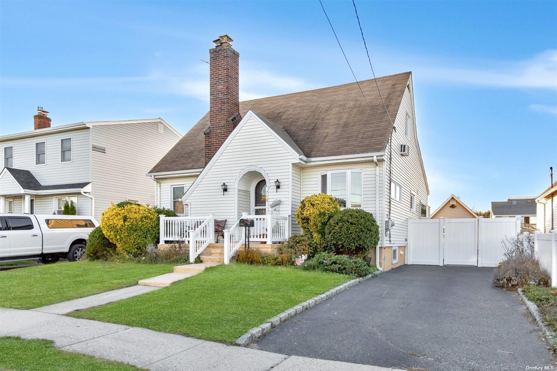 Single Family in Bellmore - Farmers  Nassau, NY 11710