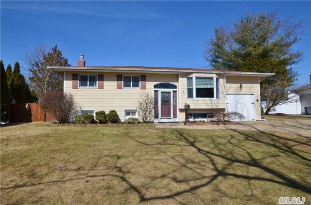Mint Raised Ranch In Commack Blue Ribbon Schools. Upper Level Features Updated And Expanded Eik W/Granite,  Large Lr,  Den W/Gas Fpl,  Modern Bth W/Skylight,  3 Bedrooms & Beautiful Hw Flrs Throughout. Lower Level Features Large Family Rm,  2 Bedrooms,  Full Bth & Ose. Possible Mother/Daughter W/Permit. Taxes W/ Star $9, 032. See Virtual Tour!