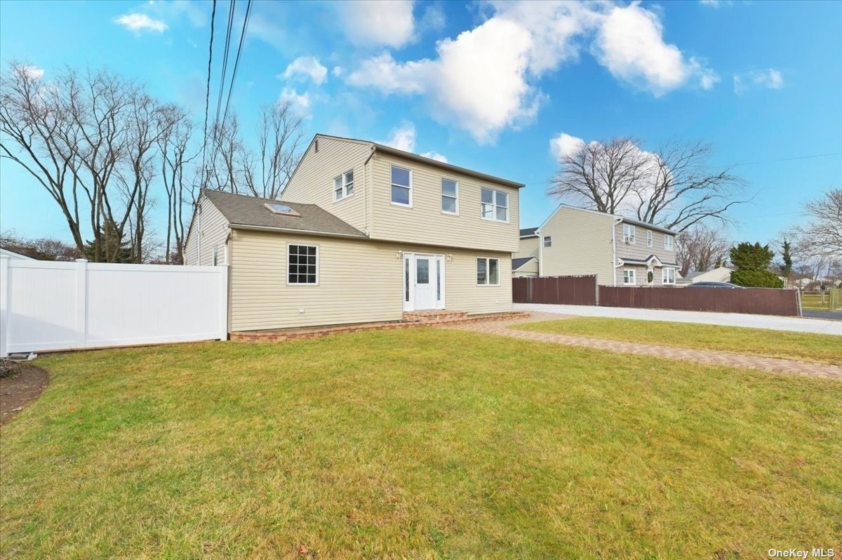 Single Family in West Babylon - 15th  Suffolk, NY 11704