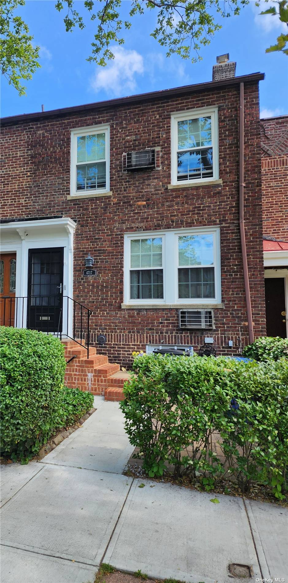 Single Family in Sunnyside - 39th  Queens, NY 11104