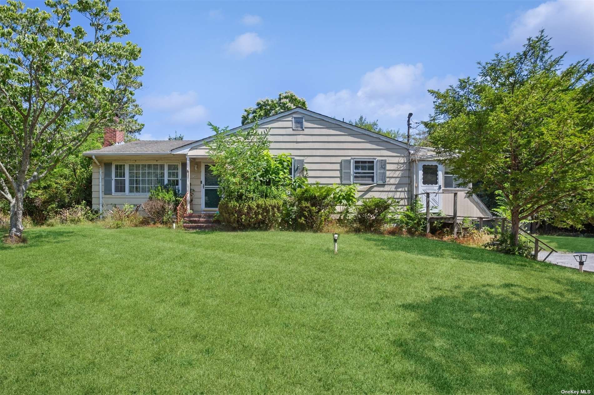 Single Family in Westhampton - Montauk  Suffolk, NY 11977