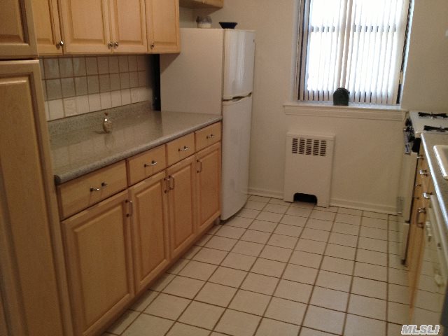 Perfect First Floor 1 Bedroom With An Open Floor Plan. Expanded Kitchen With Extra Closets And Updated Bathroom,  Hardwood Floors Throughout. Located Near Pool Club. Largest 1 Br Layout. Minutes To Lirr,  Shopping & Pool. Pet Friendly Development Also Features A Playground,  Basketball And Volleyball Courts. New To Market Won't Last!!