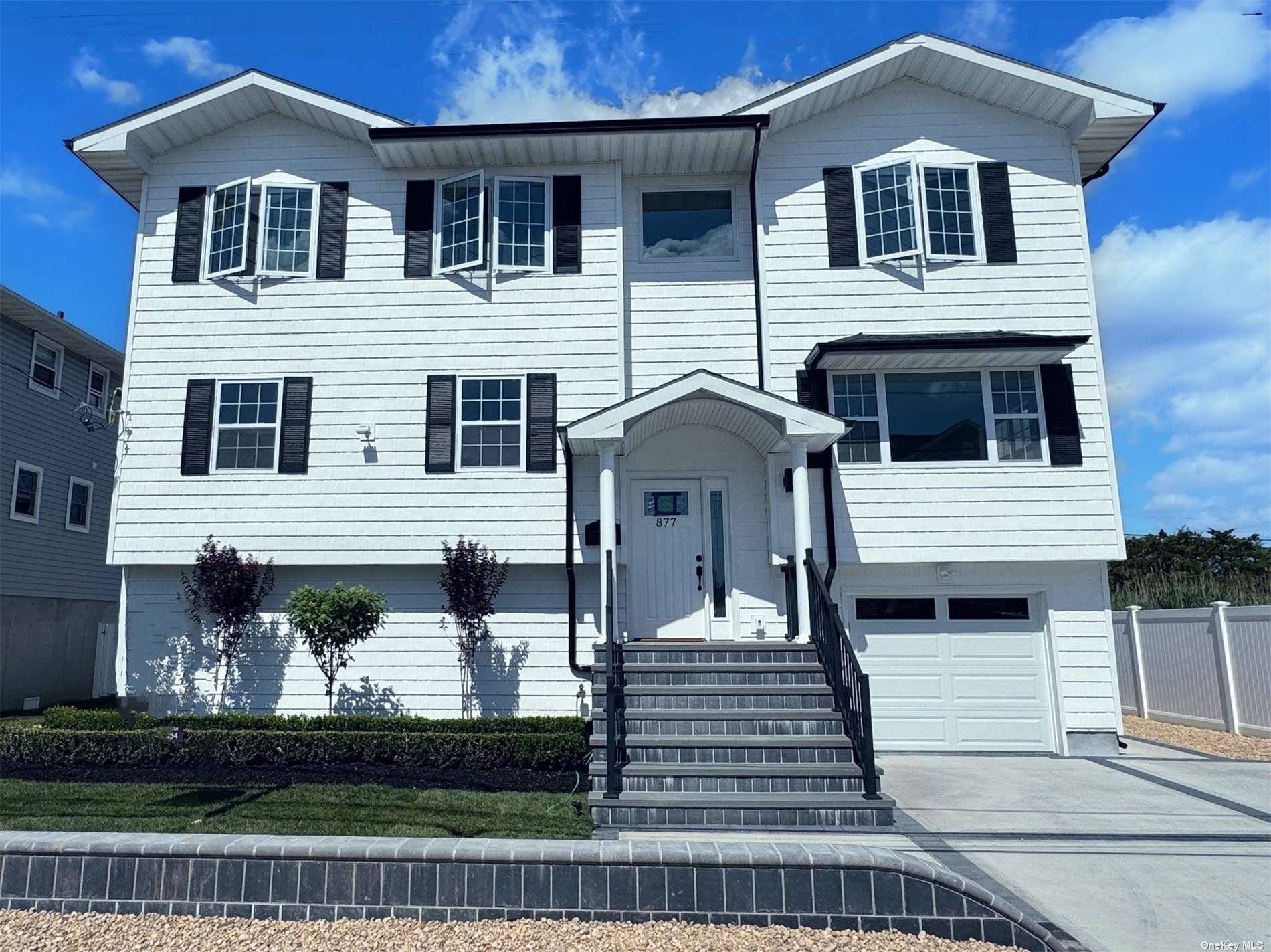 Single Family in Lindenhurst - Pacific  Suffolk, NY 11757