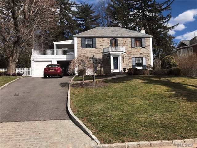 Gorgeous Brick 3 Bd 2.5 Bth Center Hall Col On 8500 Sqft In The Prestigious Area Of Strathmore.This Wonderful House Is Located 1 Block From Scenic Duck Pond, Ball Field, Playground And Bike/Walkway To The Library For Strathmore Homeowners Only.This Home Boasts Mostly All New Windows, Alarm System, Sprinkler System, Central Air And Updated Gas Heating System.Great Neck Park Dist