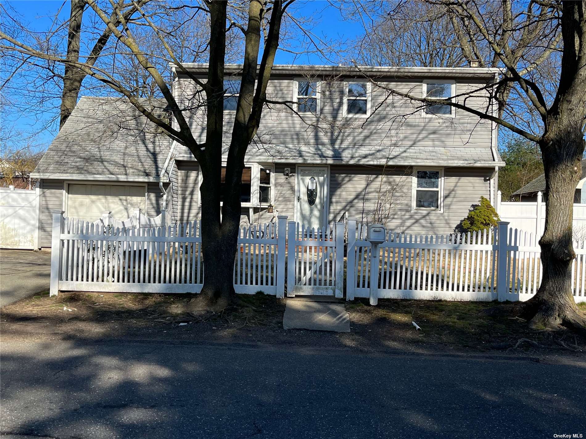 Single Family in Huntington Station - Field  Suffolk, NY 11746