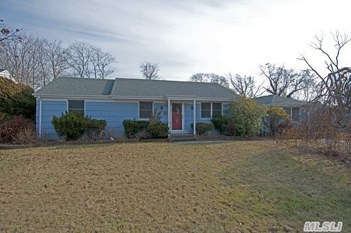 South Islip Wide-Line Ranch, 3 Brs, 1.5 Bth, Eik, Dr, Lr, Den, Hw Floors Throughout. Great Backyard Located On Corner Lot.