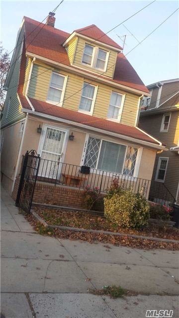 Beautiful Spacious 1 Family Detached House With New Kitchen Udpated Appliances,  Spacious Bedrooms And Spacious Finished Basement. Nice Backyard With A Deck And Sliding Doors Leading To The Backyard, 2 And A Half Baths. Family Room. Hard Wood Floors And So Much More. Located In Great Area In Ozone Park, Convenient To All Transportation And Major Highways And Shopping.