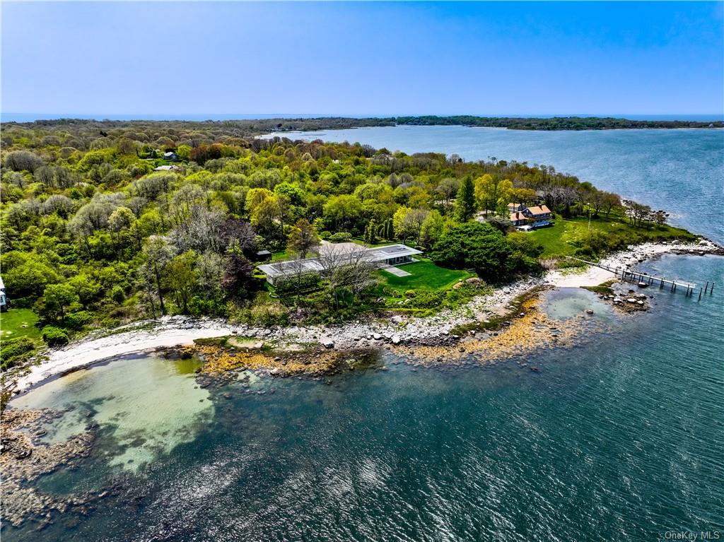 Single Family in Fishers Island - Clay Point  Suffolk, NY 06390