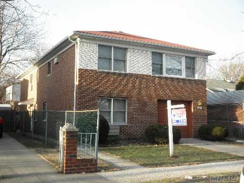 Large Solid All Brick Hi-Ranch Built In Year 1985. Spacious Rooms Thru Out. 5 Bedrooms, 3 Baths Excellent For Mother/Daughter. Convenient To Transportation And Walk To The Lirr. Prime Location.