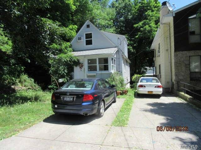 Nice Home At The End Of A Quiet Dead End Street. Close To Shopping, Restaurants, & Transportation.