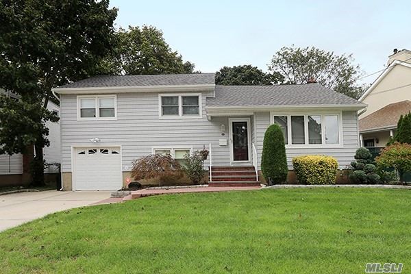 Move Right Into This Beautifully Manicured Updated Split In The Desirable Old Britten Estates This Home Has An Open Layout For Easy Entertaining!