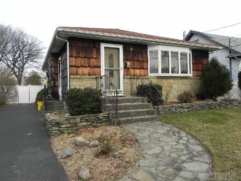 Beautiful Updated Ranch On Park Like Property(7500 Sq Ft), New Large Eik & Full Bath Featuring Skylight, Granite Counters & Slate Floors, All Anderson Windows, Hardwood Floors Through Out, Full Finished Basement W/ Ose, Top Of The Line Gas Fueled Weil-Mclain Boiler, New Hot Water Heater. Short Walk To Lirr(.2M) And The Village(.5M)