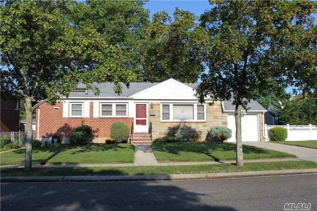 Beautifully Maintained Brick Ranch W/Fenced Yard & Deck. Expanded Eik W/Granite Tops & Skylight, Hardwood Floors, 1/2 Bath In Master B/R, Lg Finished Bsmt W/Storage, Htg System, Washer/Dryer. A True Syosset Best Buy!