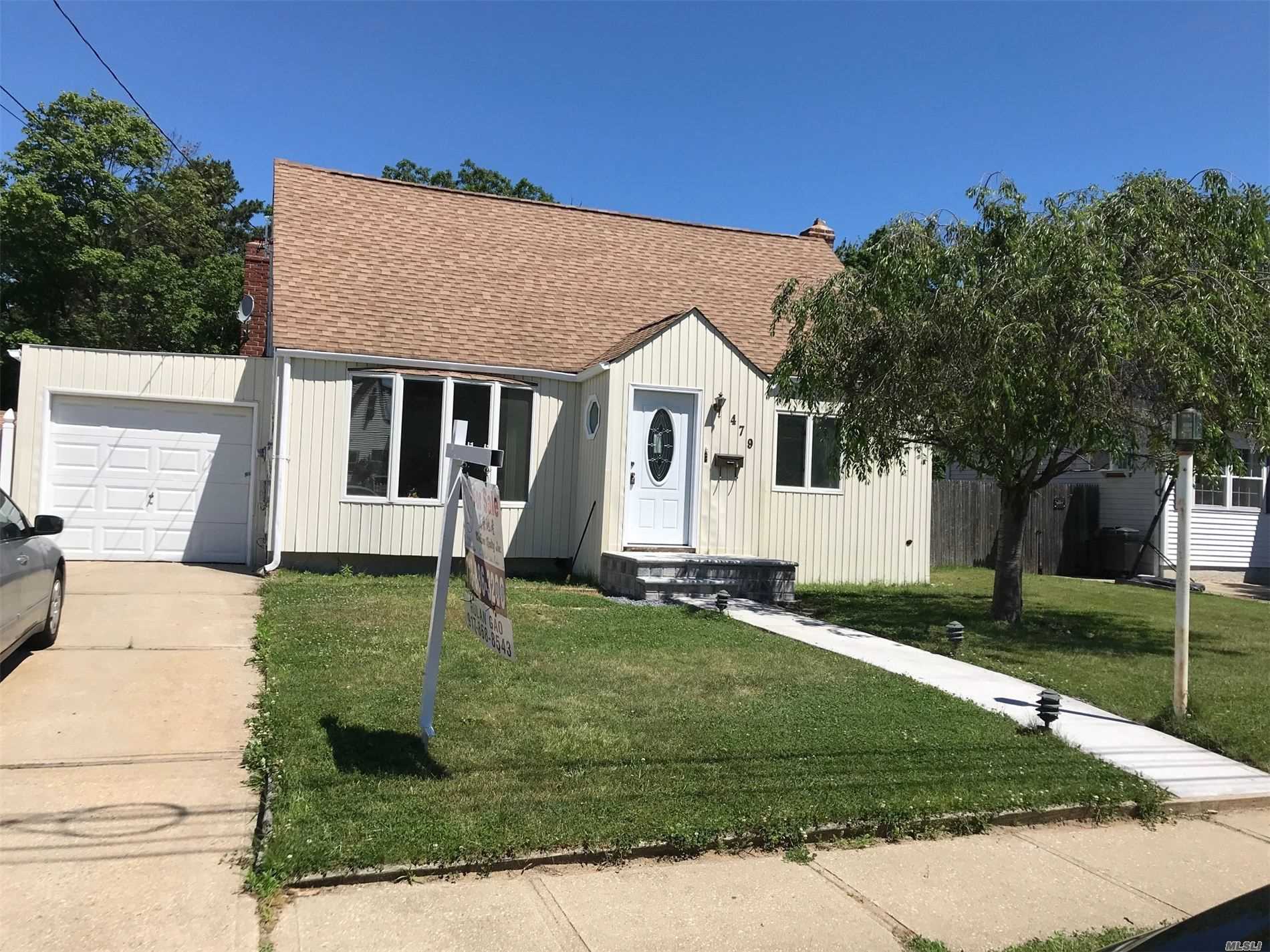 one skylight in kitchen and one skylight in family room. Gas cooking and gas heating, update bathrooms, kitchen and hard wood floors