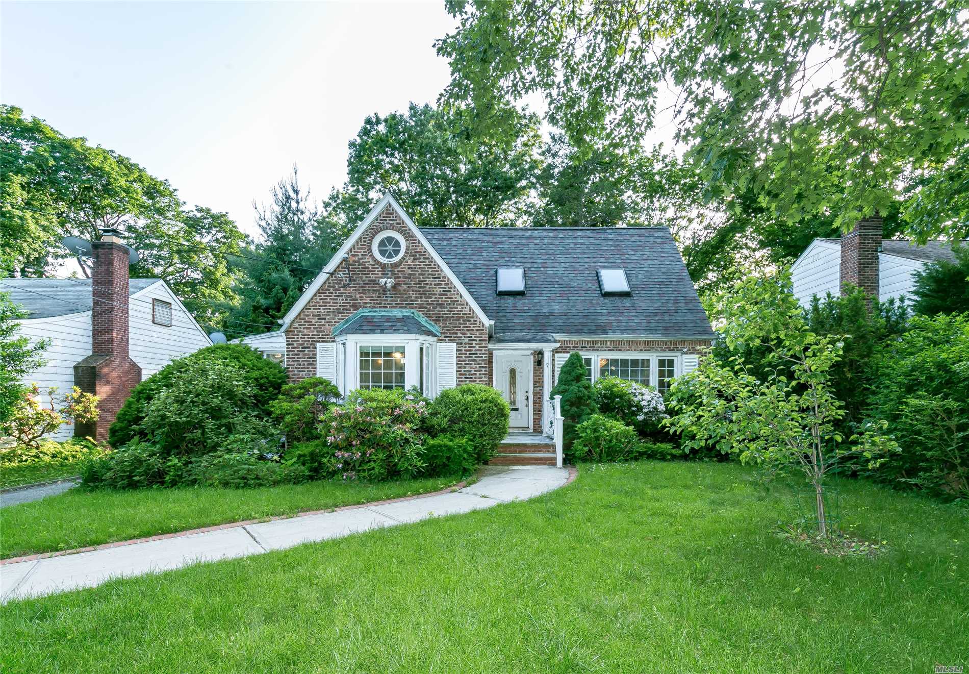 Beautifully Renovated Home With Gleaming Hardwood Floors On A Pretty Cul De Sac. Steps Away From Cuttermill Park. Just 10 Minutes Through The Park Leads You To The Long Island Railroad Station, Library And Shopping. Northern Boulevard Buses 7 Minutes Away. Lakeville Grade School, Great Neck South Middle School And High School. 25 Minute Commute To New York City.