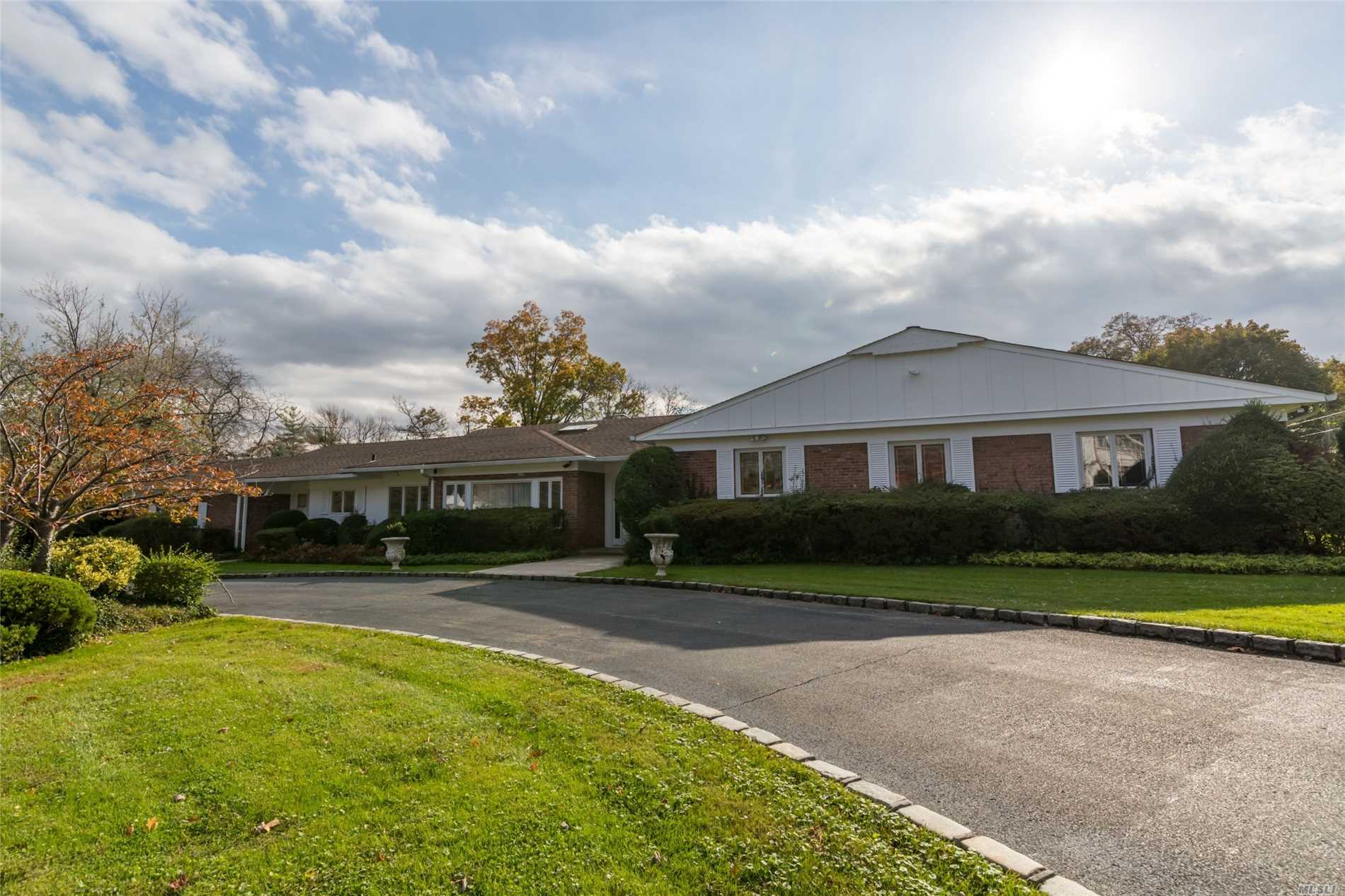 This Exceptional Spacious Ranch Sits On One Acre Of Beautifully Landscaped Property With Pool And A Finished Basement Ideal Floor For Easy Entertaining And Family Living With 5 Brs, 3.5Bths Located On One Of The Most Sought After Blocks Of Kings Point Renowned For Its Privacy, Excellent School System And Proximity To New York City