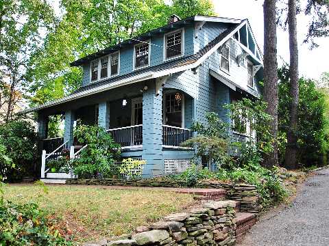 Arts& Crafts Front Porch Col,3 Brs,2.5 Bths,New Eik W/Marble Counter,New Roof,Fin Playrm In Ll W/New Carpet,Opportunity For Private Beach Rts On Manhasset Bay