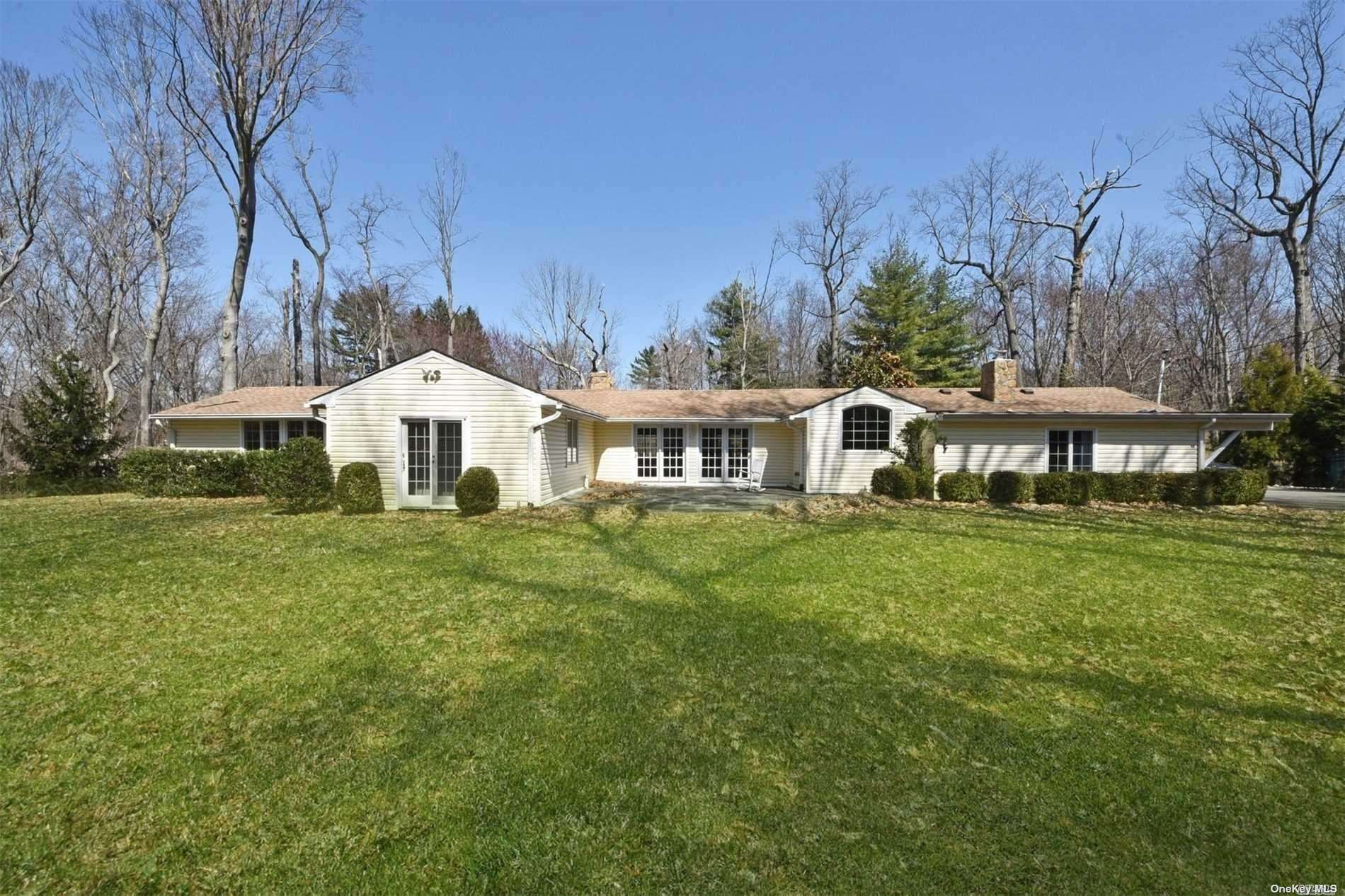 Single Family in Locust Valley - Parish  Nassau, NY 11560