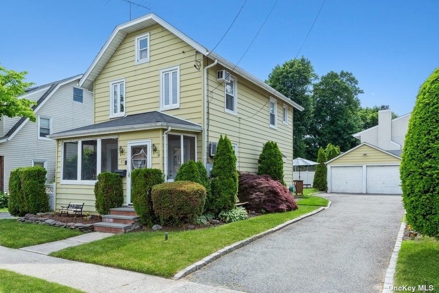 Listing in Roslyn Heights, NY