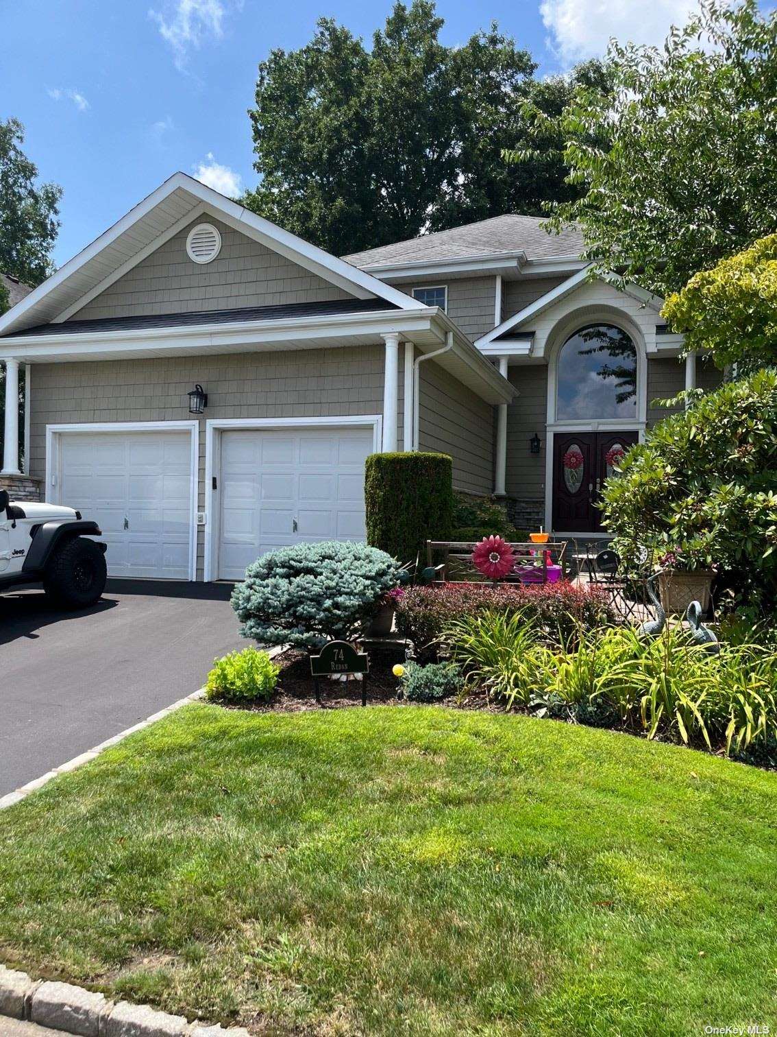 Single Family in Smithtown - Redan  Suffolk, NY 11787