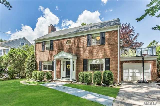 All Brick Munsey Park Center Hall Colonial. Magnificent Level Back Yard .28 Acre With Beautiful Brick Patio & Oversized Screened Porch. Tremendous Expansion Possibilities. Master Bedroom Bath Renovated Beautifully. Close To Lirr, Schools & Shops. Manhasset Sd#6