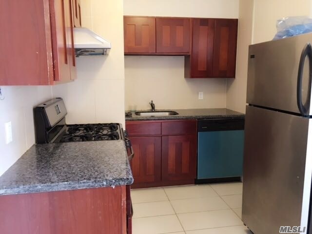 Living Room Has Bay Window With View Of Manhattan Skyline. Updated Kitchen Appliance, Washer And Dryer. Located On Top Of Downtown Flushing Where Everything Is Near By: Restaurants, Coffee Houses, Shopping Malls, Markets