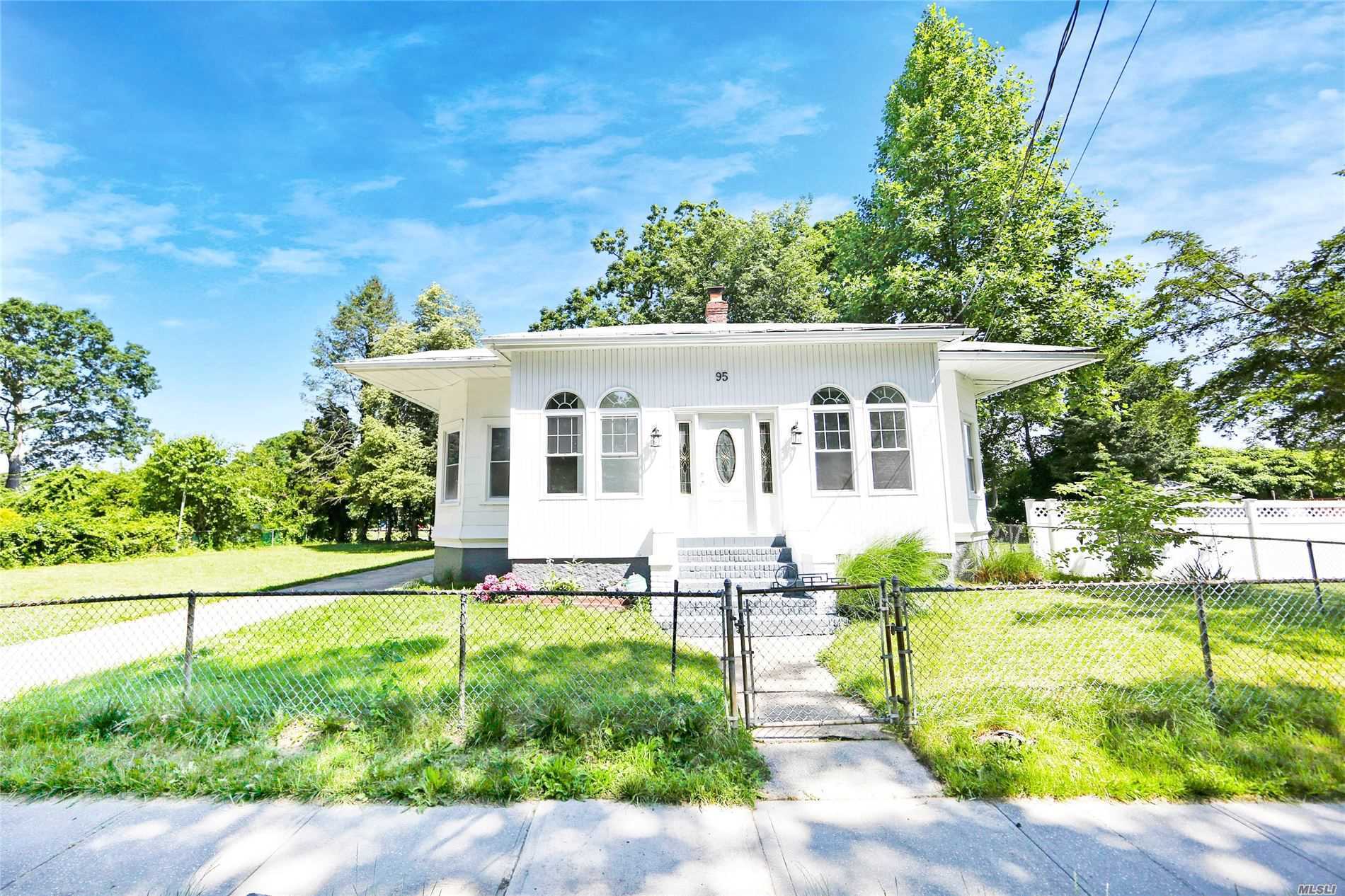 Great starter home. House features: updated eat-in-kitchen w/ S/S Appliances, 3 bedrooms, 1 full bathroom, Central AC, New Roof, 100X100 lot with driveway and 1 car garage. MInutes to stores and train.