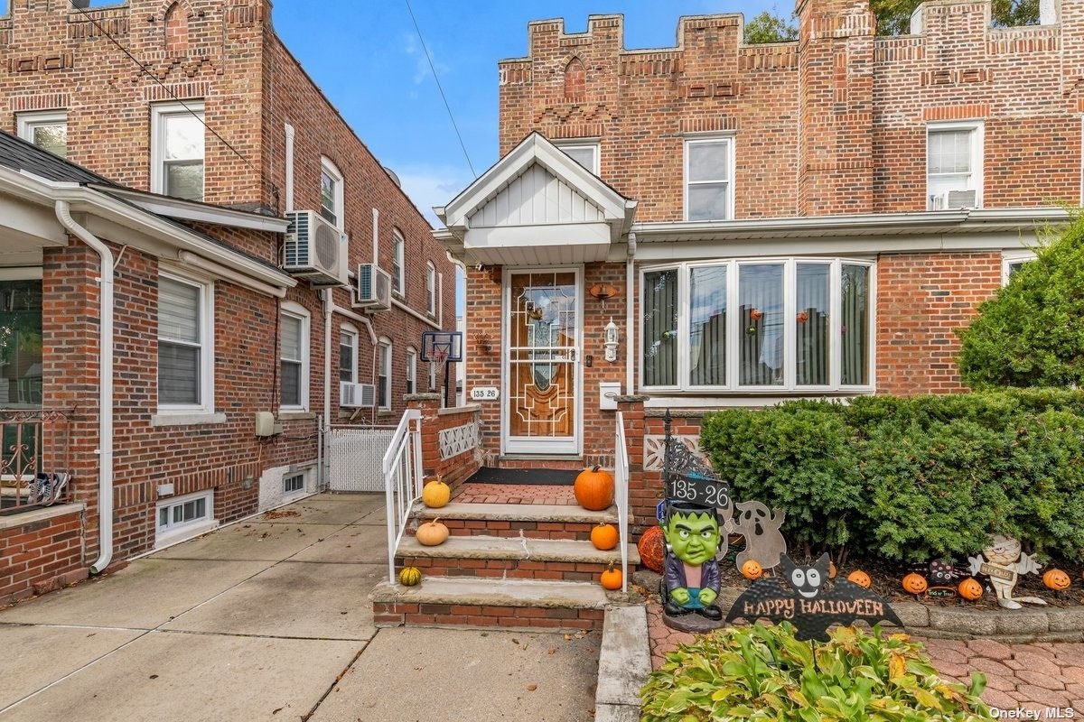 Single Family in Ozone Park - 96th  Queens, NY 11417