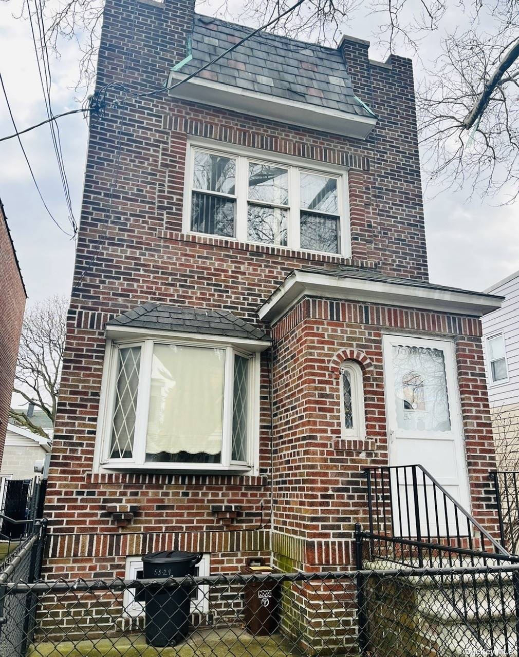 Single Family in Maspeth - 72 Place  Queens, NY 11378