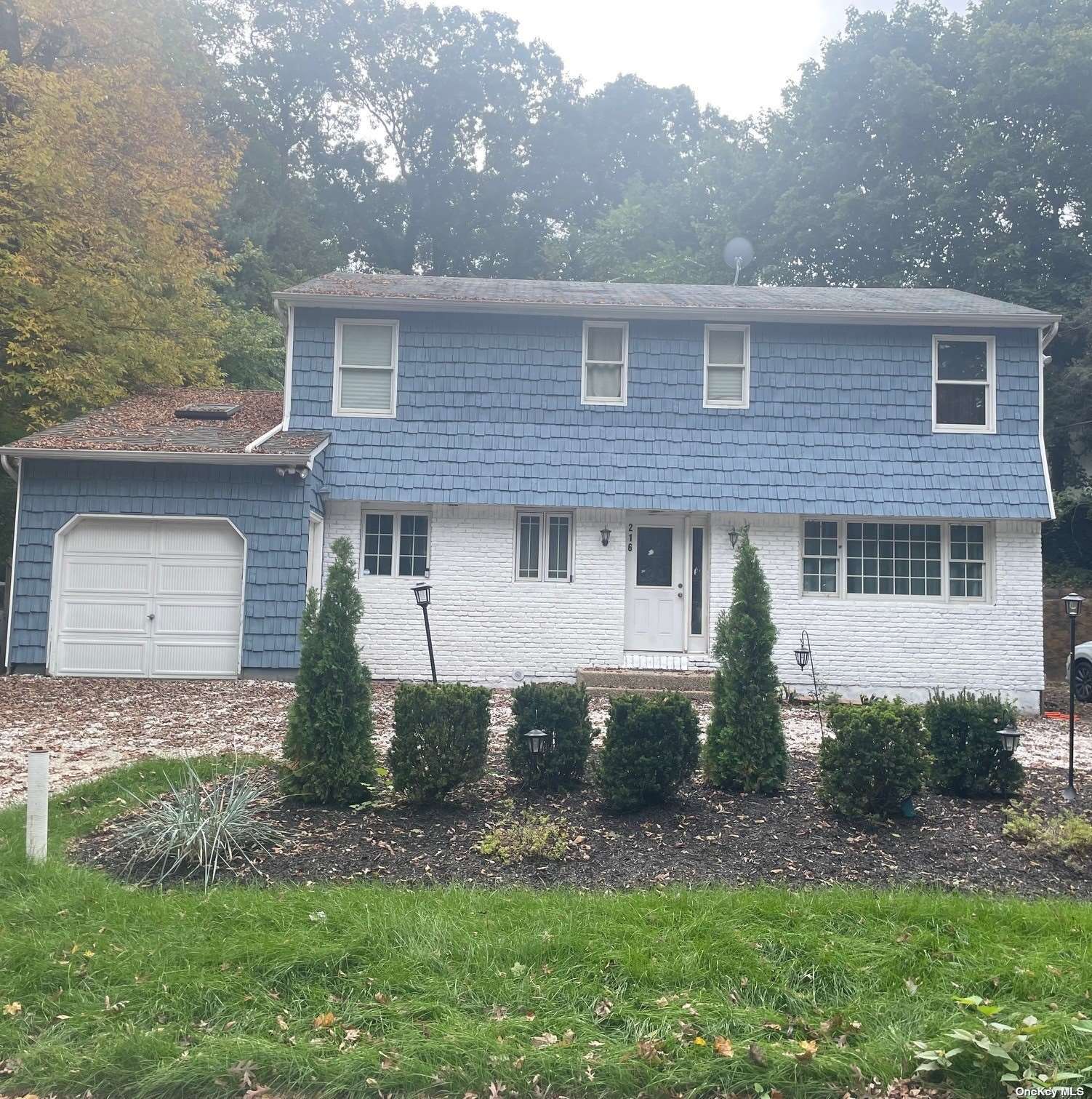 Single Family in Woodbury - Woodbury  Nassau, NY 11797