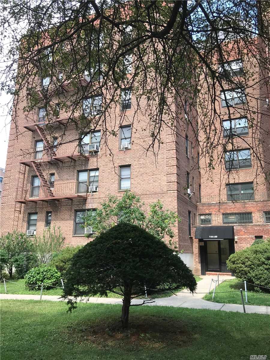 Sunshine Apartment, Good Condition, Good Location In Downtown Flushing.