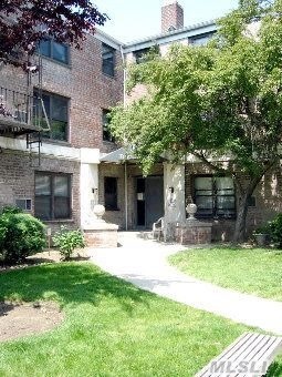 Top Floor 2 Bed & 1 Bath,  Very Bright,  Quiet With Gorgeous Swimming Pool Views. Througout Hardwood Floors,  Walk To Lirr,  School,  Shopping,  Library And Great Neck South Schools. Move In Condition