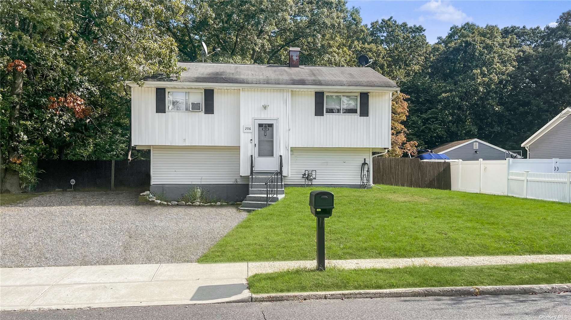 Single Family in Selden - Stuyvesant  Suffolk, NY 11784