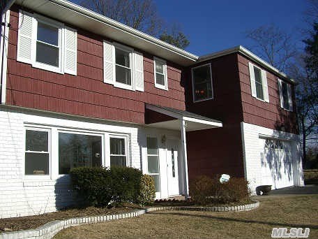 Located In The Tree-Lined Great Neighborhood Old Oak. Lovely Home,  Vaulted Ceiling Lr,  Very Bright And Sunny,  Windows All Around. Village Elementary,  South Wood Middle School,  Syosset High School,  Walkable Distance To Lirr,  Schools,  Shopping,  Etc.