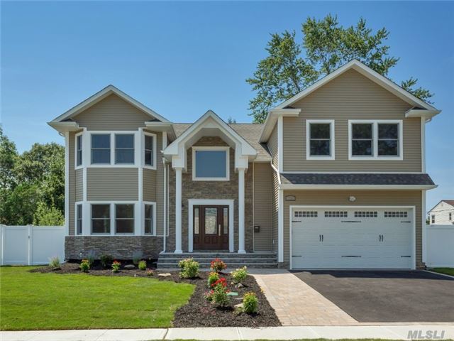 Spectacular 3600 Sq Ft New Construction In West Birch! Your Dream Home Awaits W/5 Bdrms/3.5 Bths & 2 Car Garage!Superb Quality & Style W/Dramatic Features & Details! Soaring Entry Leads Into Lvrm, Fdrm, Eik W/Gas, Lg Fam Rm W/Fpl, Bdrm, 1.5Bths.Master Ste W/Lux Bth, 3 Bdrms, Fbth & Lndry.Alarm, Cvac.Cantiague Elem.Close To Lirr.Great Curb Appeal!