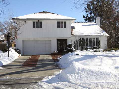 Move Right In! Meticulous Sun-Lit Home On Oversized Fenced Property. Designer Chef's Kitchen/Center Isle, Granite Countertops. Extended Fam Rm/Den. Master Suite W/Marble Spa-Like Bath + 2 Walk-Ins. Features 7 Skylites, Updtd Bths, Surround Sound, Hardwoos, Tumbled Stone, Entry Has New Mahogany Door. Quiet St. Turn Key And Awaiting Your Arrival.Seller Wants To Hear Offers.