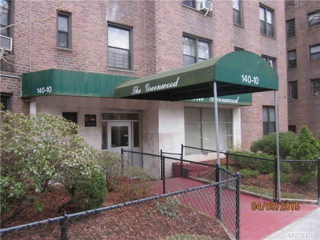 Large Studio-Very Good Condition-Near Transportation (E/F)-Express Buses To Manhattan- Short Walk To Shopping