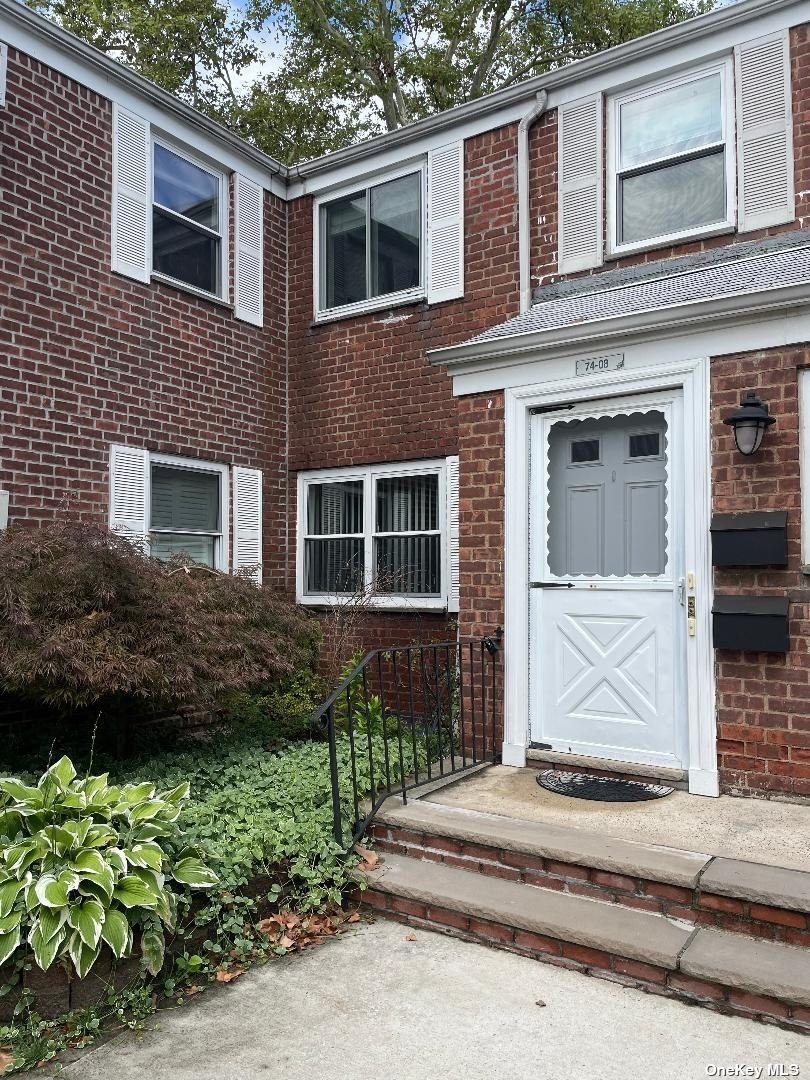 Apartment in Glen Oaks - 255  Queens, NY 11004